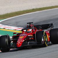 Charles Leclerc muestra carácter con una pole imposible, Mercedes asusta y Fernando Alonso decepciona en Barcelona