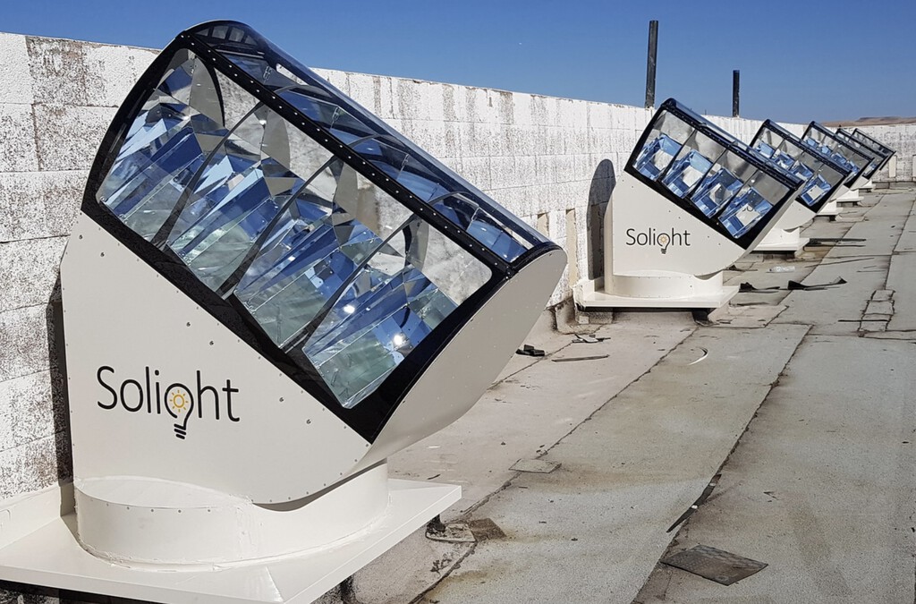 Más allá de los paneles solares para aprovechar el Sol: un enorme colector de espejos que aspira a reducir la factura 