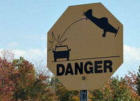 Extraña señal de tráfico: ¿Peligro de avionetas?