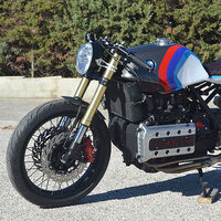 ¡Única en su especie! Esta radical BMW K1 Cafe Racer se desnuda para enseñarnos su motor de 16 válvulas y 100 CV