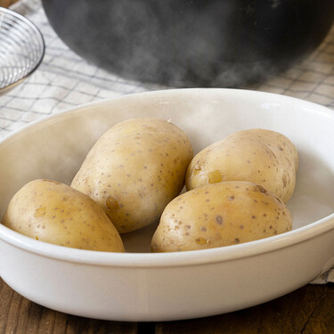 El truco muy tonto para pelar patatas cocidas enteras y con piel, pero perfecto para no abrasarte los dedos al hacerlo 