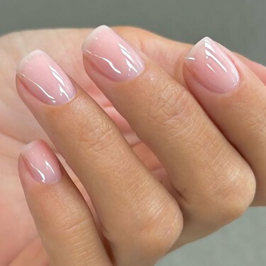 Este otoño hay un color de uñas natural que marca la diferencia entre las mujeres elegantes