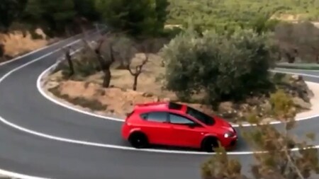 Derrapando e invadiendo el sentido contrario, en vídeo: así conducían cuatro imprudentes pillados por la Guardia Civil camuflada