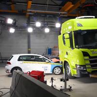 En este vídeo Scania estrella un Volkswagen Golf contra su primer camión eléctrico para poner a prueba las baterías