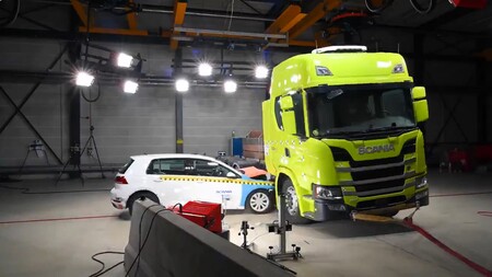 En este vídeo Scania estrella un Volkswagen Golf contra su primer camión eléctrico para poner a prueba las baterías