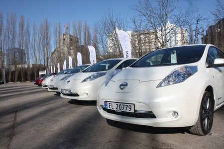 Noruega piensa en cortar el grifo de las ayudas a los coches eléctricos, mientras los alemanes quieren abrirlo más