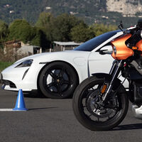 ¡Apuesten! Batalla de eléctricos en una carrera entre la Harley-Davidson LiveWire y el Porsche Taycan Turbo