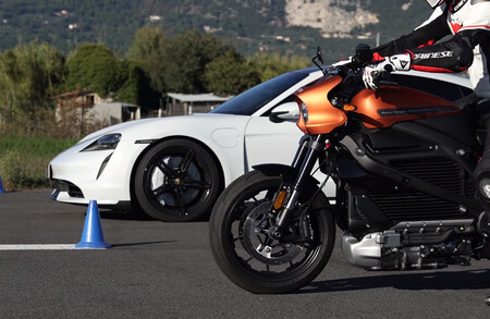 ¡Apuesten! Batalla de eléctricos en una carrera entre la Harley-Davidson LiveWire y el Porsche Taycan Turbo