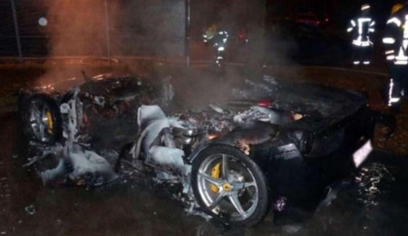 ¿Quemarías tu Ferrari 458 Italia para que papá te comprase el nuevo 488 GTB? Este chaval, sí