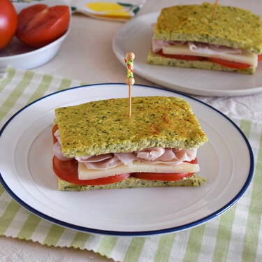 Pan de calabacín sin harinas exprés: una receta saludable, sin gluten y rica en proteínas para rellenar de lo que quieras 