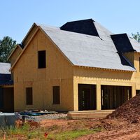 Una mujer invirtió todos sus ahorros en un terreno baldío. Nueve años después, un grupo le construyó una casa con 850 bloques de plástico 