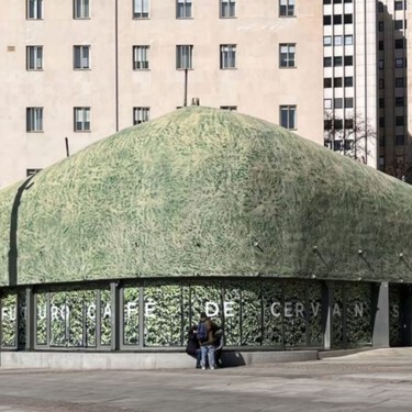 El Café de Cervantes, en la Plaza de España de Madrid, abre por fin sus puertas. Y lo hace con un menú de 35 euros y cuatro platos más postre