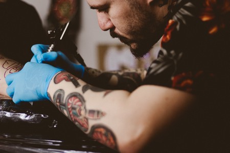 Mitos y verdades sobre los tatuajes: ¿pueden ponerme la epidural? ¿puede darle el sol?