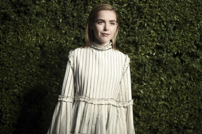 cena chanel bolso gabrielle Kiernan Shipka