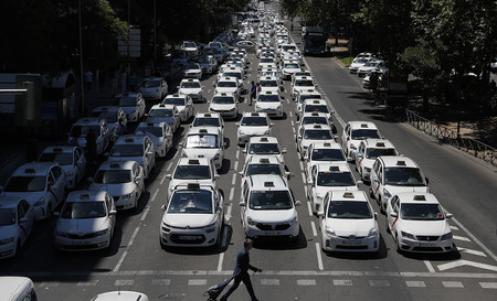 Vigilancia policial para Uber y Cabify: así es el plan que Carmena ha prometido a los taxistas para frenar la captación ilegal