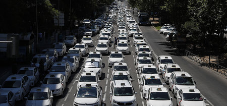 Vigilancia policial para Uber y Cabify: así es el plan que Carmena ha prometido a los taxistas para frenar la captación ilegal