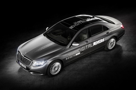 Mercedes-Benz Digital Light, una iluminación que hasta te permitirá crear pasos peatonales