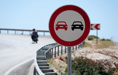 La DGT modifica la norma de adelantamiento a ciclistas y ciclomotores para reforzar la seguridad y evitar accidentes
