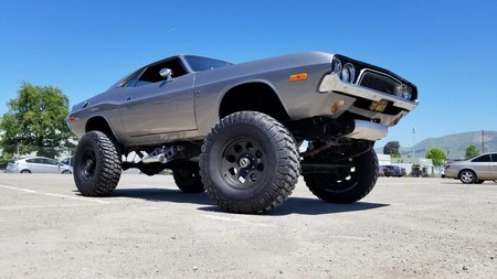 Este Dodge Challenger tiene las mismas capacidades que los famosos Monster Jam