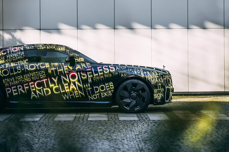 ¡Hasta Rolls-Royce se pasa al eléctrico! Este camuflado Rolls-Royce Spectre será el primer coche eléctrico de la histórica marca inglesa