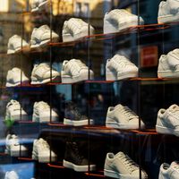 Puma continúa rebajando sus zapatillas y estas a mitad de precio son una  buena opción para combinar con todo el armario