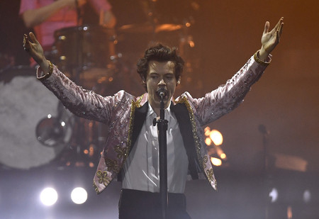 De nuevo en Gucci, Harry Styles actualiza la chaqueta torera y los track pants con mucho glitter