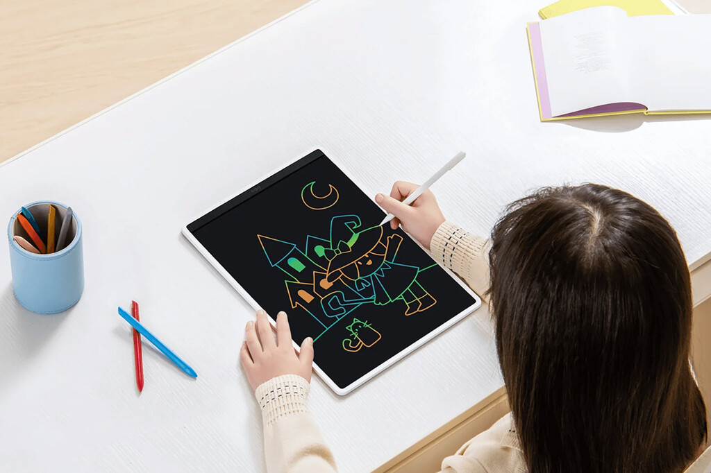 Si te gastas un dineral en cuadernos para tu hijo, esta ideaza de Xiaomi te va a encantar: por 20 euros, puedes dibujar lo que quieras sin límites 
