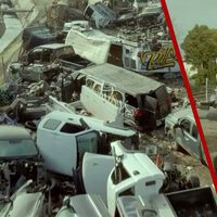 Nadie sabe por qué este descampado entre casas y vías de tren se ha convertido en un sitio tan popular para abandonar coches, pero han tenido que llamar a un equipo de excavadoras para despejarlo