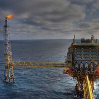 El petróleo se estabiliza en los 100 dólares y los precios de la gasolina siguen estancados: las nuevas sanciones a Rusia, como telón de fondo