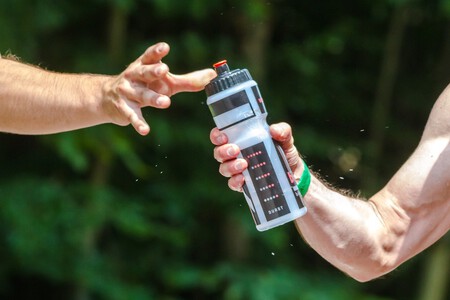Esto es lo que debes beber si quieres mantenerte hidratado durante tus entrenamientos