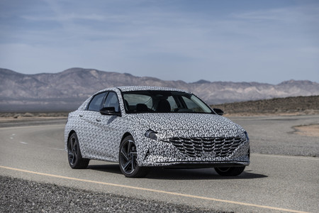 El Hyundai Elantra N-Line esconde su sabor deportivo bajo este camuflaje