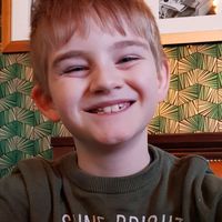 Obligan a un niño de siete años con autismo a llevar un chaleco reflectante en el patio para diferenciarlo del resto