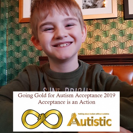 Obligan a un niño de siete años con autismo a llevar un chaleco reflectante en el patio para diferenciarlo del resto