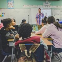 La IA ya es un problema en los institutos de Estados Unidos. Capturan a dos estudiantes de 13 y 14 años por crear desnudos falsos de sus compañeras