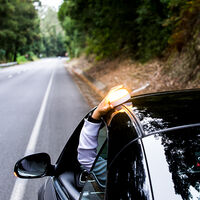 Esta luz de emergencia es la más vendida de Amazon: se activa automáticamente, reemplaza a los triángulos y pronto será obligatoria