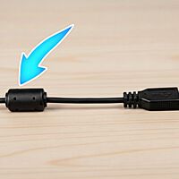 Hay cables que incorporan un filtro con forma de cilindro. Que tu móvil no lo tenga es normal 