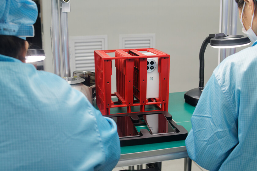 Cuando OnePlus termina un móvil, el siguiente paso es torturarlo hasta que no puede más: lo hemos visto en su fábrica