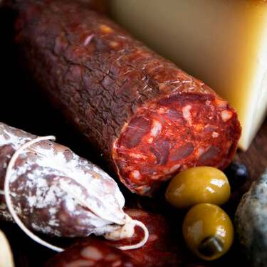 Una nueva batalla de la Guerra del Ibérico: Guijuelo lanza una IGP de embutidos que enfada al resto de denominaciones de jamón 