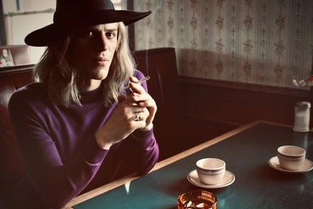 Johnny Flynn se transforma en David Bowie: primera imagen de 'Stardust'