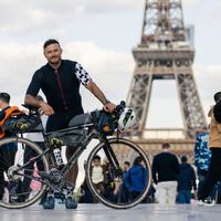 Viajó 1.800 kilómetros en bicicleta para despedirse del videojuego que le cambió la vida: Un profesional de Counter-Strike llega justo a tiempo para ver el último gran partido de Global Offensive 