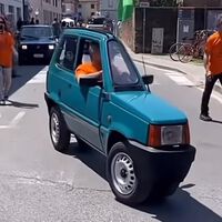 No es una foto creada por IA ni un video alterado. Este auto “plano” sí existe y aun peor: funciona