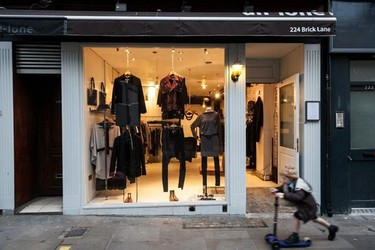 Me llevaron a cenar a un restaurante clandestino en Londres y esta fue la experiencia 