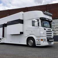 Este camión camperizado con garaje y baño de piedra natural es un palacio sobre ruedas, y está a la venta