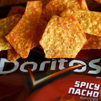 Erro de inteligência artificial faz polícia confundir pacote de Doritos com arma em escola dos Estados Unidos 