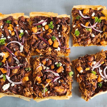 Tarta de pollo al mole con masa filo: una espectacular receta de aprovechamiento, que puedes hacer con cualquier guiso de carne 