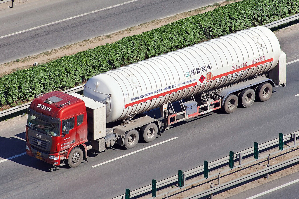 El consumo de diésel se desploma en China y la demanda mundial peligra. La razón: los camiones GNL 