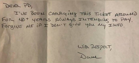 Paga una multa de aparcamiento... ¡44 años después!