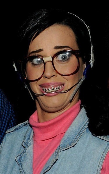 Katy Perry, un gallo más y puedes montar una pollería