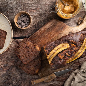 Cake de espelta integral, plátano y crema de cacahuete: el bizcocho sin azúcar añadido que nos hará tus desayunos más felices