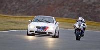 BMW M3 vs BMW S 1000 RR: duelo en casa